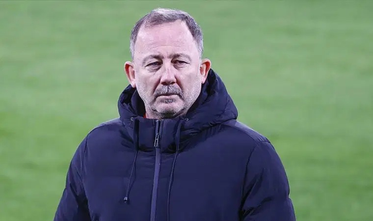 Beşiktaş’ın Fenerbahçe’yi 2-1 mağlup ettiği derbiyi değerlendiren Sergen Yalçın, sarı-lacivertlilerin orta saha yapısını ve hücum organizasyonunu eleştirdi