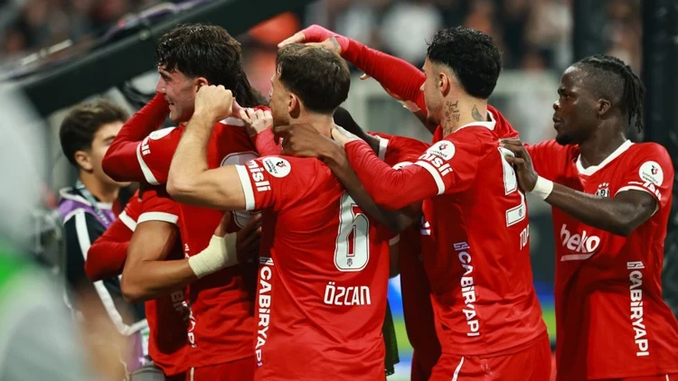 Beşiktaş, Trendyol Süper Lig’de Başakşehir’i 2-0 mağlup ederek kritik bir galibiyet aldı.