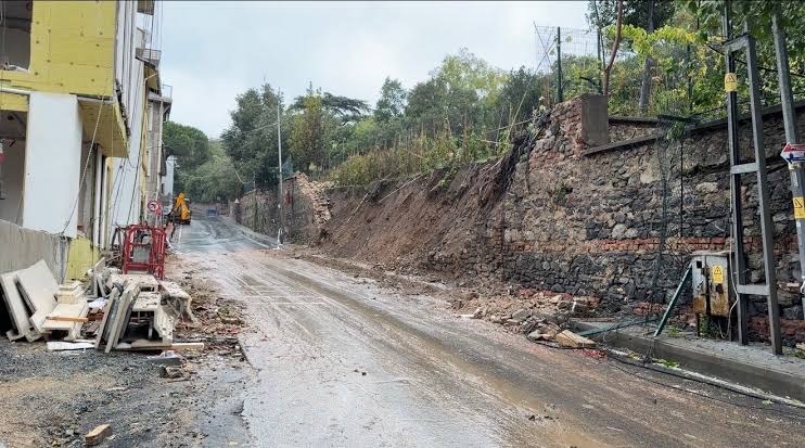 Beşiktaş’ta sağanak sonrası istinat duvarı çöktü! Yol trafiğe kapatıldı 1 İstanbul Beşiktaş’ta şiddetli yağışın ardından Naile Sultan Korusu’nun istinat duvarı çöktü.