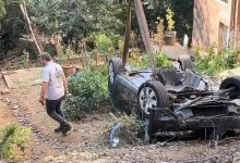Beşiktaş Levent’te 79 yaşındaki sürücünün fren yerine gaza bastığı iddia edilen otomobil, kontrolden çıkarak site bahçesine uçtu