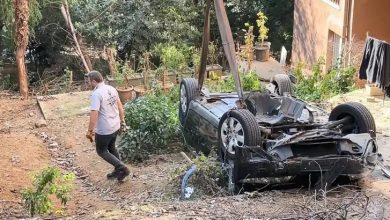Beşiktaş’ta otomobil site bahçesine uçtu! 1 Beşiktaş Levent’te 79 yaşındaki sürücünün fren yerine gaza bastığı iddia edilen otomobil, kontrolden çıkarak site bahçesine uçtu
