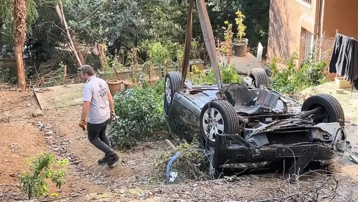 Beşiktaş’ta otomobil site bahçesine uçtu! 1 Beşiktaş Levent’te 79 yaşındaki sürücünün fren yerine gaza bastığı iddia edilen otomobil, kontrolden çıkarak site bahçesine uçtu