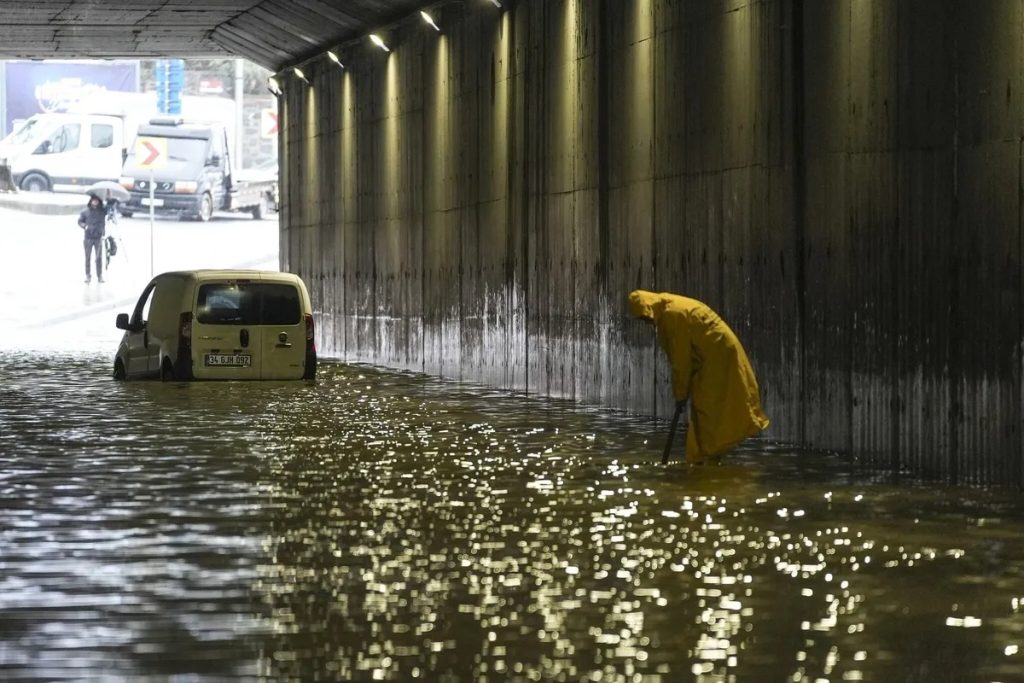 İstanbul sağanağa teslim oldu! Zorlu AVM ve Vadistanbul’u su bastı ...