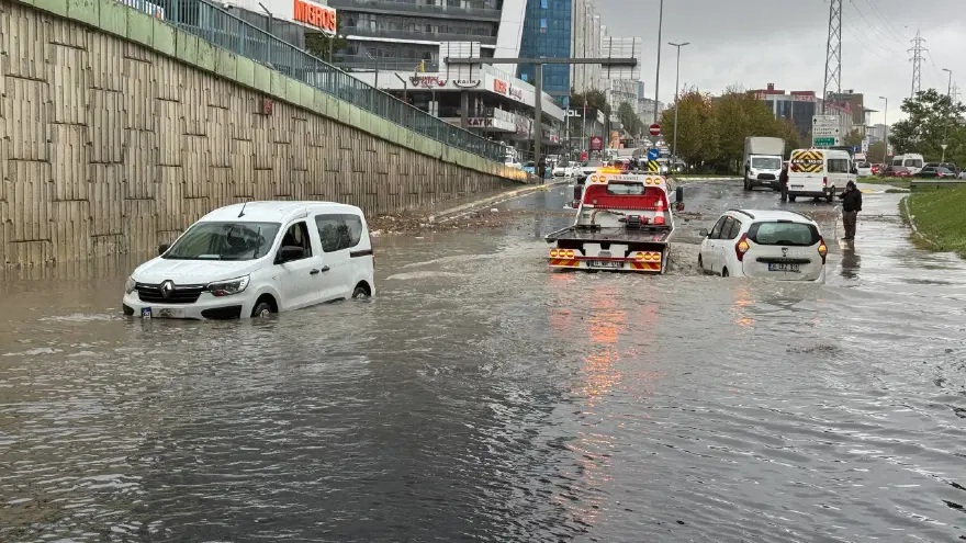 İstanbul sağanağa teslim oldu! Zorlu AVM ve Vadistanbul’u su bastı 3 istanbul saganak son