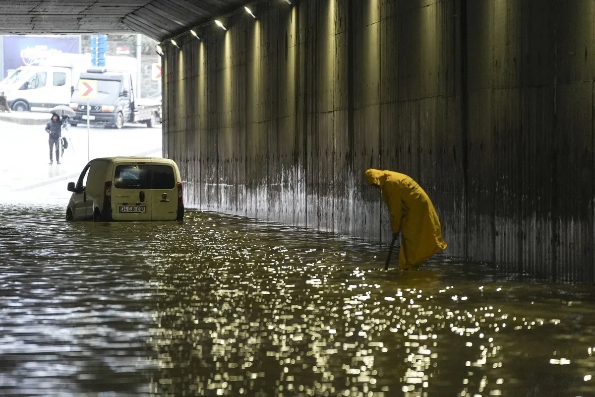 İstanbul sağanağa teslim oldu! Zorlu AVM ve Vadistanbul’u su bastı 2 istanbul saganak