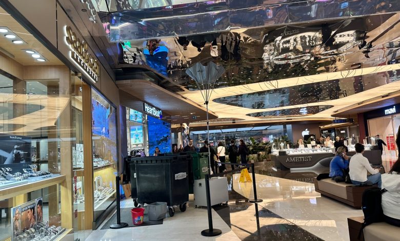 İstanbul sağanağa teslim oldu! Zorlu AVM ve Vadistanbul’u su bastı 1 İstanbul’da saatlerdir etkisini sürdüren şiddetli sağanak, yalnızca cadde ve alt geçitleri değil kentin önemli alışveriş ve yaşam merkezlerini de vurdu.