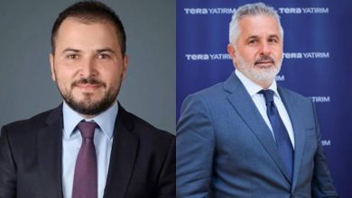 Tera cephesinde önemli gelişme! Özel ve Sarpyener tutuklandı 5 Fon soruşturmasında gözaltına alınan Tera Portföy Yönetim Kurulu Başkanı Erdin Özel ile Tera Yatırım CEO’su Emir Münir Sarpyener, çıkarıldıkları mahkemece tutuklandı.